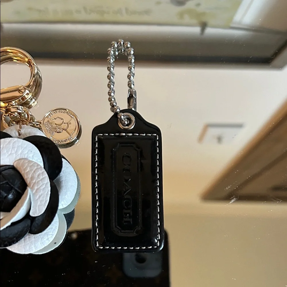 Coach patent leather Black hang tag and White Flower Keychain - Picture 2 of 6